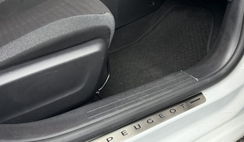 
								Peugeot 208 Style full									