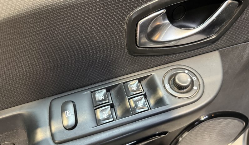 
								Renault CLIO IV Intens full									