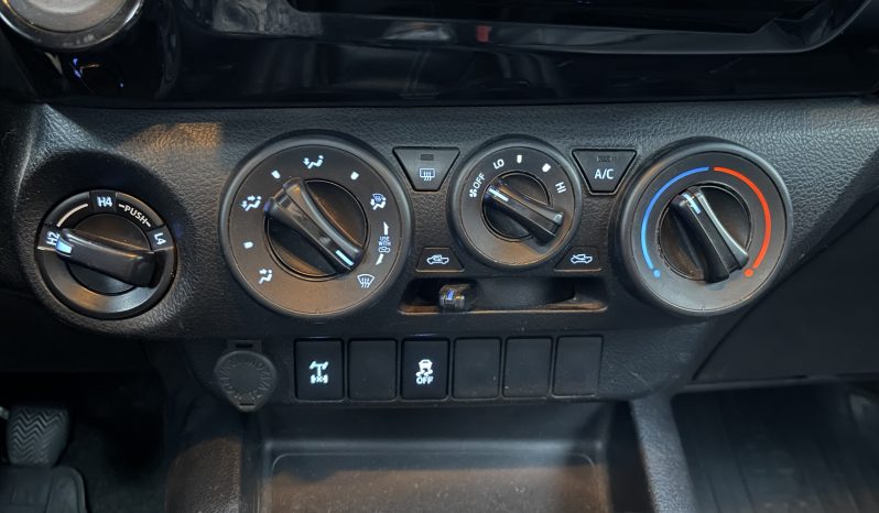 
								Toyota Hilux X-TRA cab. 4×4 full									